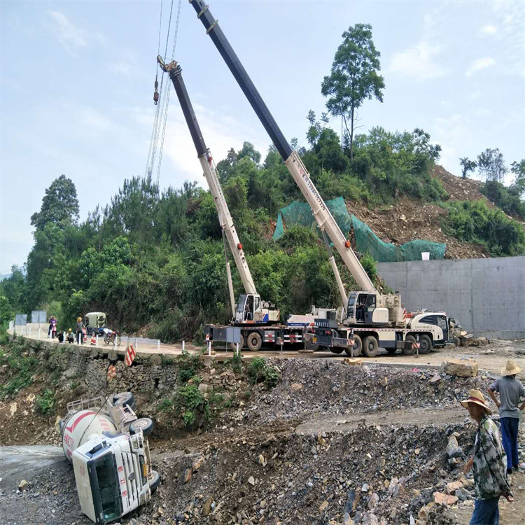 淮阳汽车掉沟里叫吊车救援要多少钱